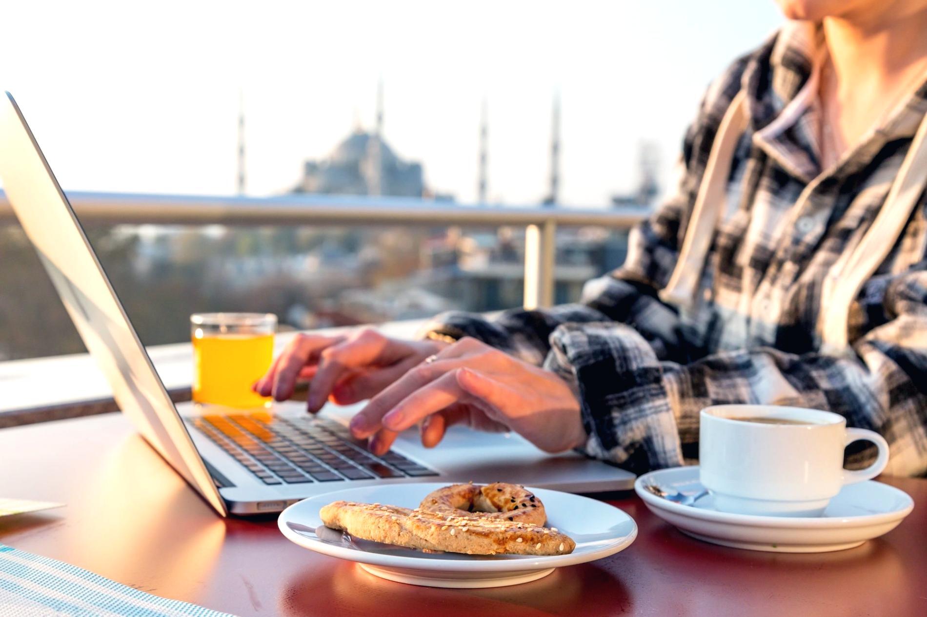 Espace de travail organisé avec documents financiers et tablette numérique