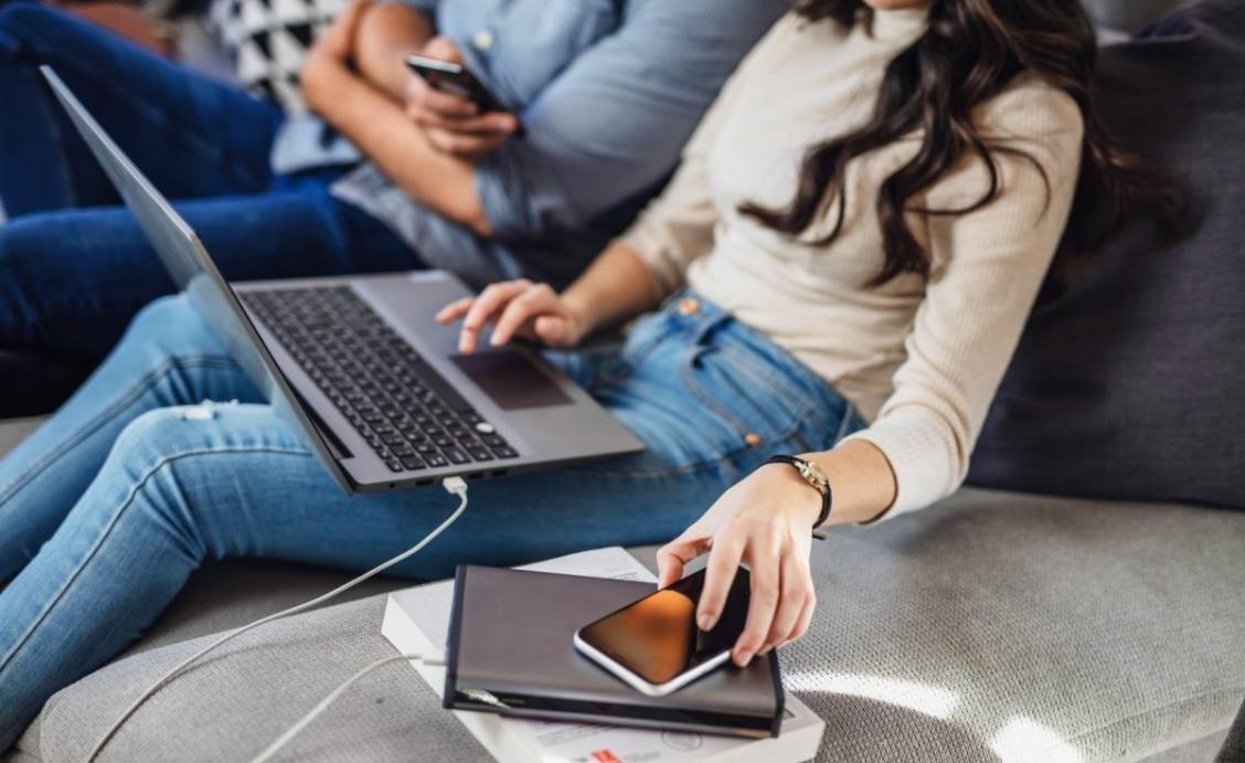 Environnement de travail collaboratif chez meravioniq avec espaces modernes et ambiance professionnelle décontractée