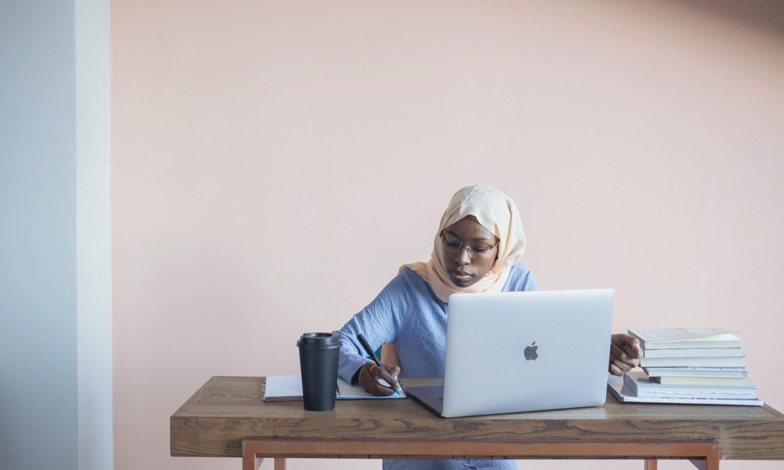 Interface sécurisée de gestion budgétaire sur différents appareils